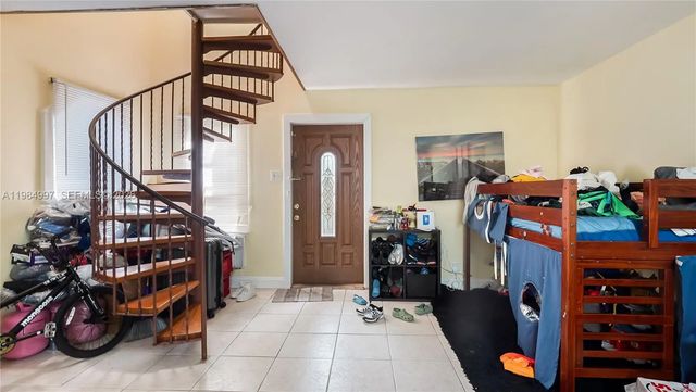 3 of 23 - 898 Ne 39th Street, Oakland Park, FL