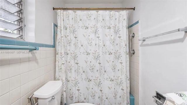 4 of 23 - 898 Ne 39th Street, Oakland Park, FL