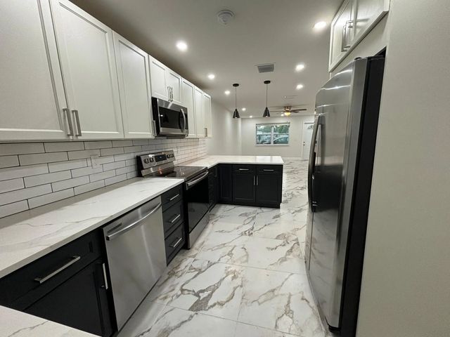 4 of 9 - 800 Sw 7th Street, Hallandale Beach, FL