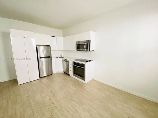 2 of 17 - 1611 Meridian Avenue #305, Miami Beach, FL