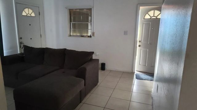 2 of 19 - 1906 N Avenue  N, Fort Pierce, FL