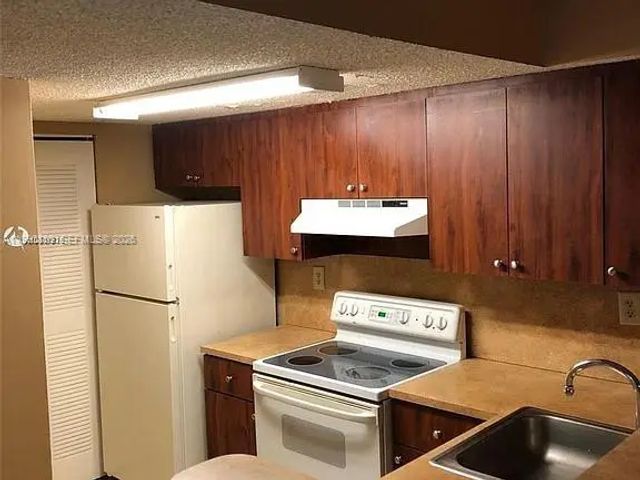 4 of 8 - 7235 Nw 179th Street #103, Hialeah, FL