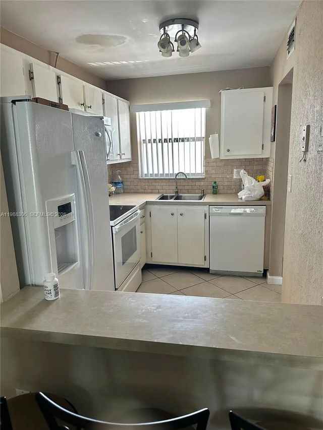 5 of 22 - 2701 E Sunrise Lakes Drive #209, Sunrise, FL