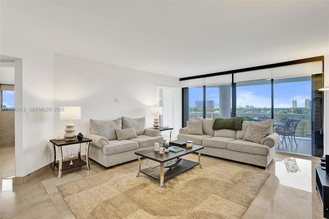 3 of 51 - 3598 Yacht Club Drive #702, Aventura, FL