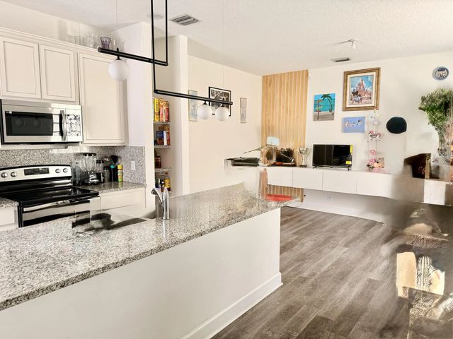 5 of 12 - 611 N F Street, Lake Worth Beach, FL