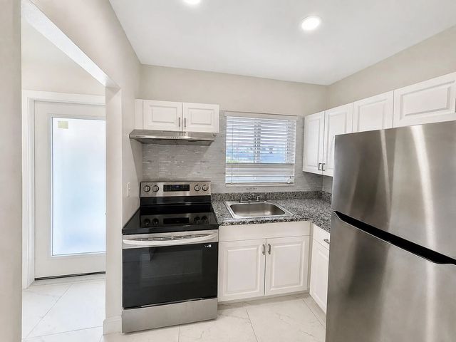 4 of 17 - 1115 Lake Terrace #208, Boynton Beach, FL