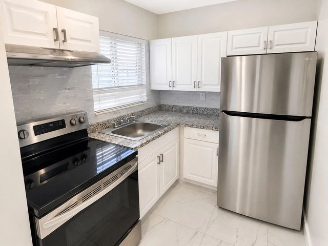 5 of 17 - 1115 Lake Terrace #208, Boynton Beach, FL