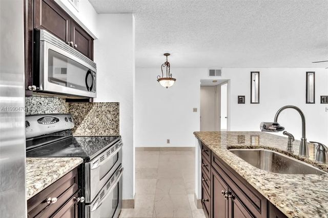 2796 S University Drive #2104, Davie
