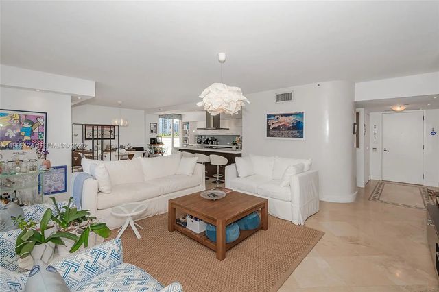 3 of 30 - 19707 E Turnberry Way #5e, Aventura, FL