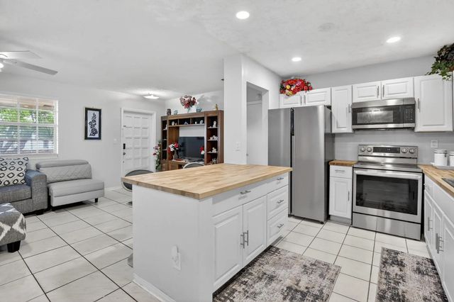 1411 Nw 89th Avenue, Pembroke Pines