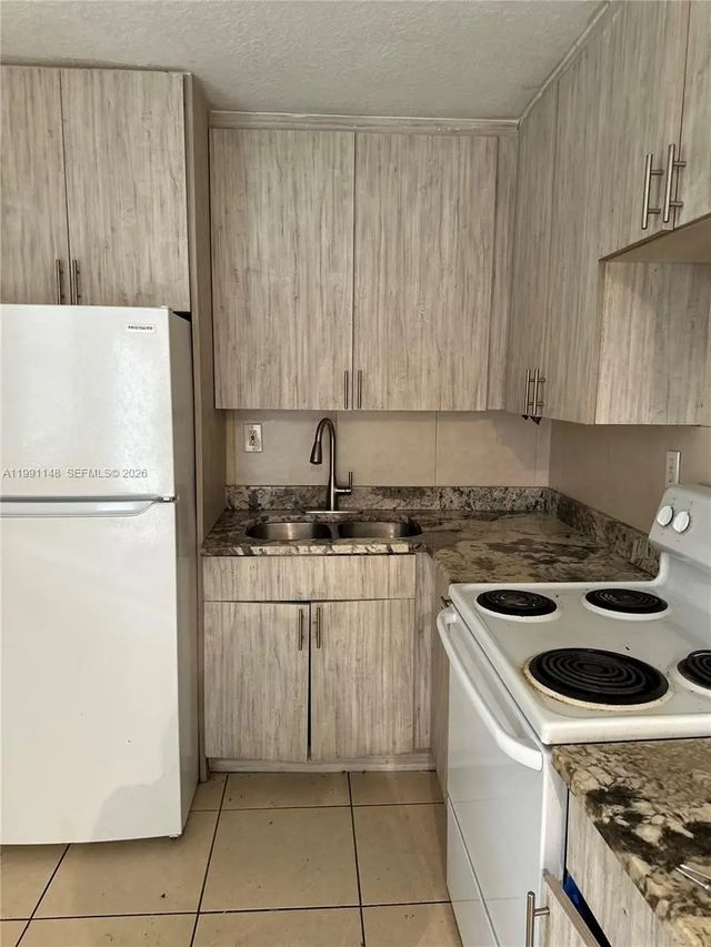 3 of 17 - 12890 Ne 8th Avenue #107, North Miami, FL