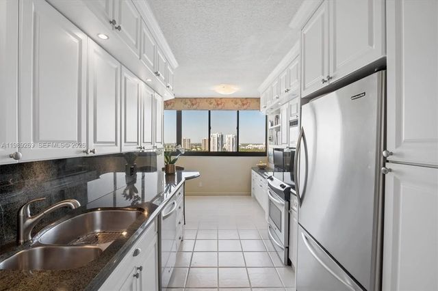 3 of 22 - 20185 E Country Club Drive #1805, Aventura, FL