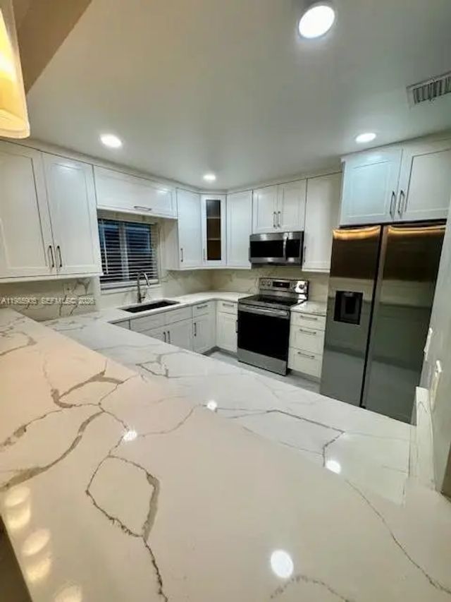3 of 28 - 2706 Ne 30th Place #2706, Fort Lauderdale, FL
