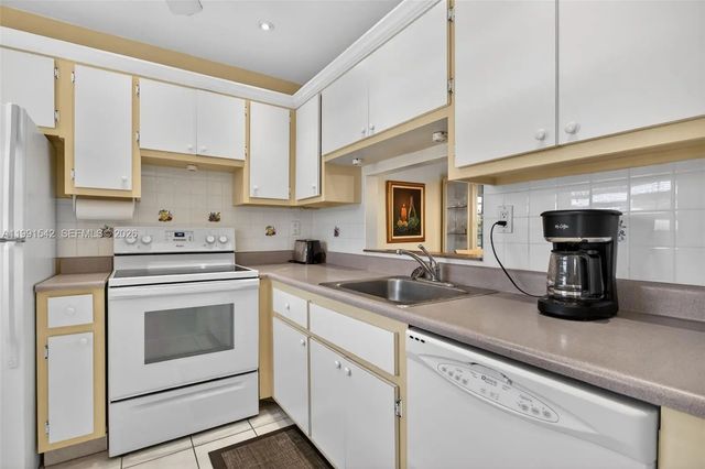 3 of 35 - 4299 Nw 16th Street #202, Lauderhill, FL