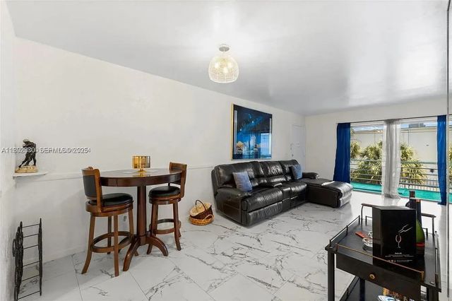 5 of 22 - 4043 Nw 16th Street #201, Lauderhill, FL