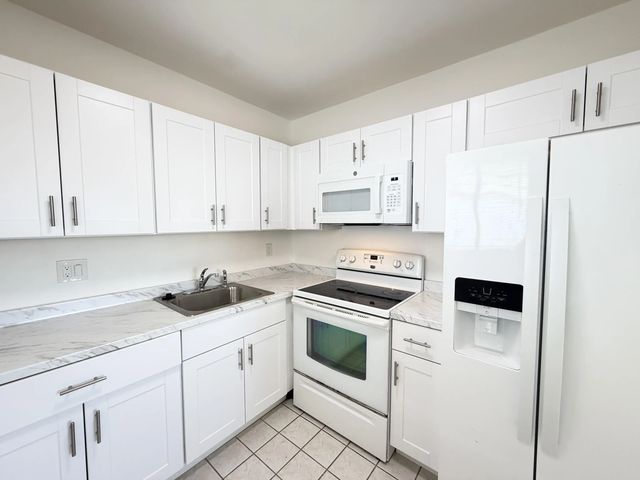 4 of 30 - 3402 Cynthia Lane #205, Lake Worth Beach, FL