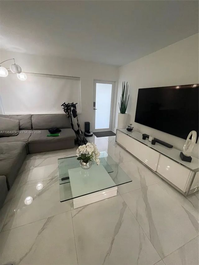 3 of 22 - 926 Michigan Avenue #3, Miami Beach, FL
