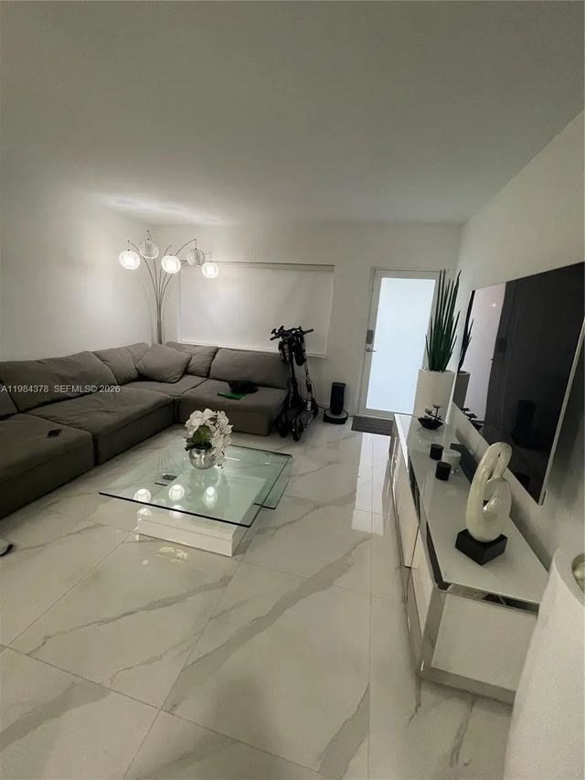4 of 22 - 926 Michigan Avenue #3, Miami Beach, FL