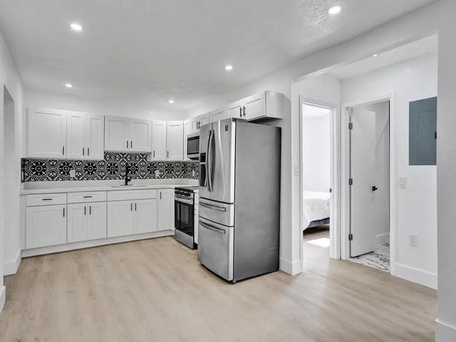 4 of 30 - 3661 Ne 8th Avenue, Oakland Park, FL