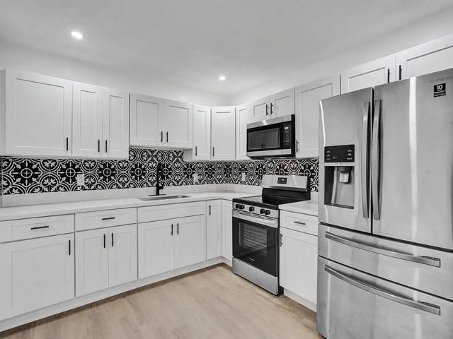 5 of 30 - 3661 Ne 8th Avenue, Oakland Park, FL