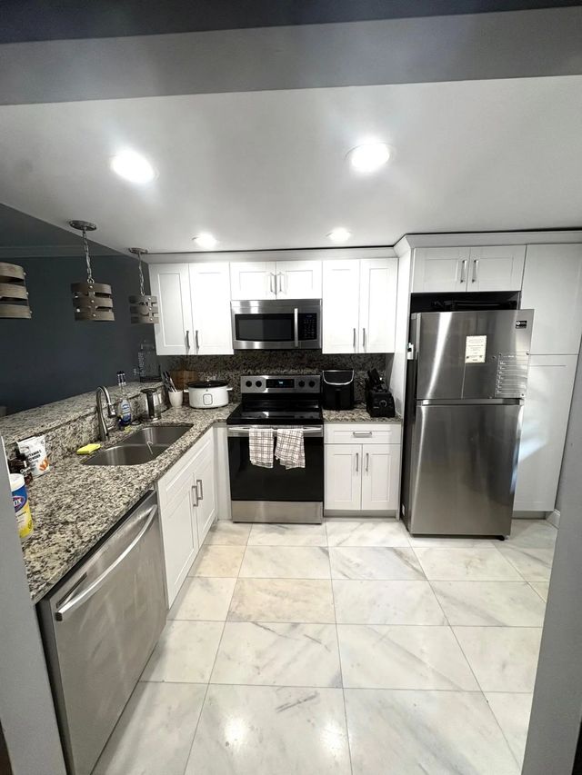 605 Oaks Drive #304, Pompano Beach