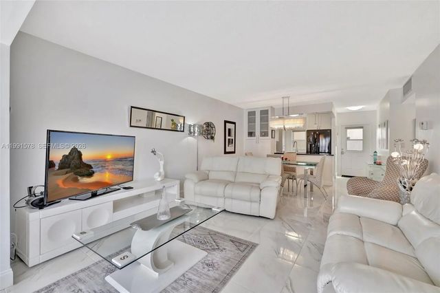5 of 35 - 4705 Nw 35th Street #501, Lauderdale Lakes, FL
