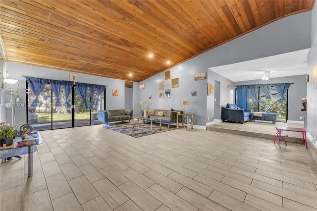 3 of 8 - 5701 Nw 54th Way, Tamarac, FL