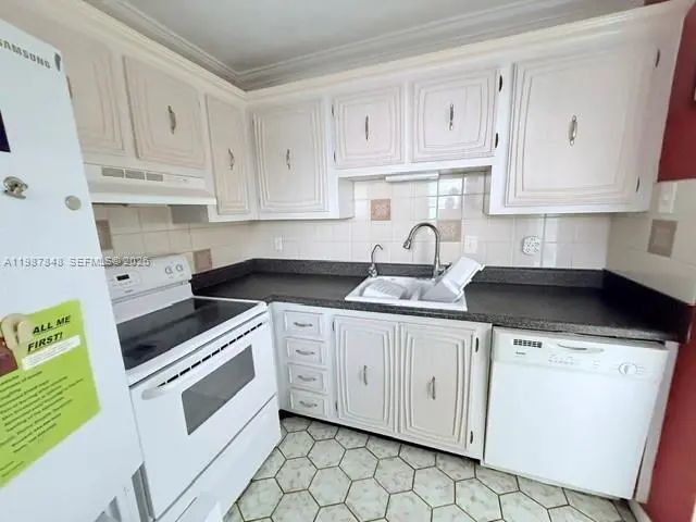 4 of 32 - 2841 Somerset Drive #305, Lauderdale Lakes, FL