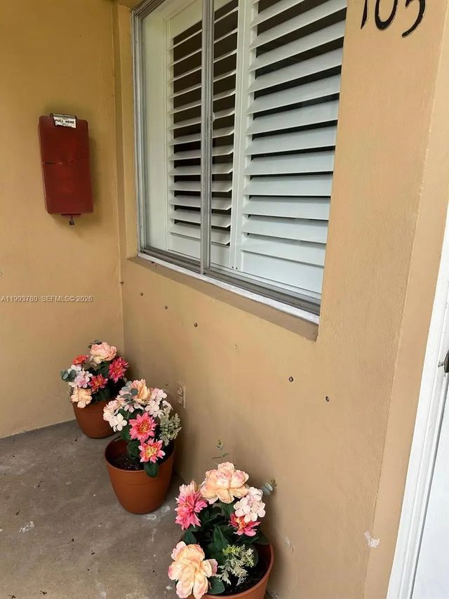 411 S Crescent Drive #105, Hollywood