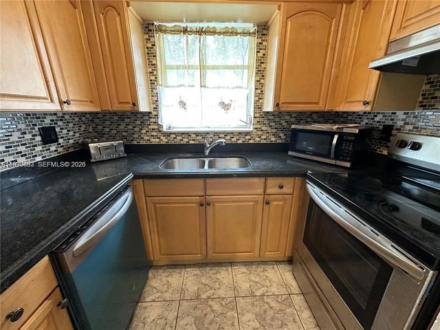 4 of 15 - 8005 Lagos De Campo Boulevard #l-4, Tamarac, FL