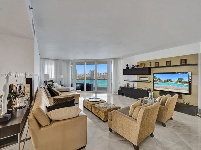 7000 Island Boulevard #1207, Aventura