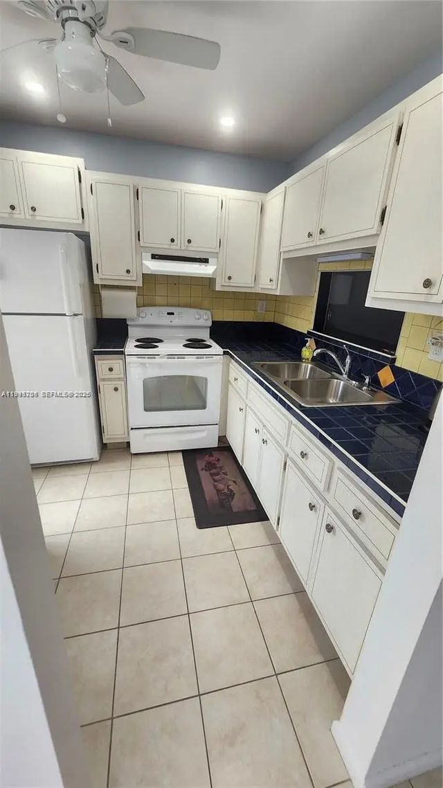4 of 24 - 4299 Nw 16th Street #209, Lauderhill, FL