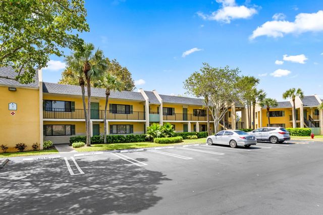 507 Meadows Circle, Boynton Beach