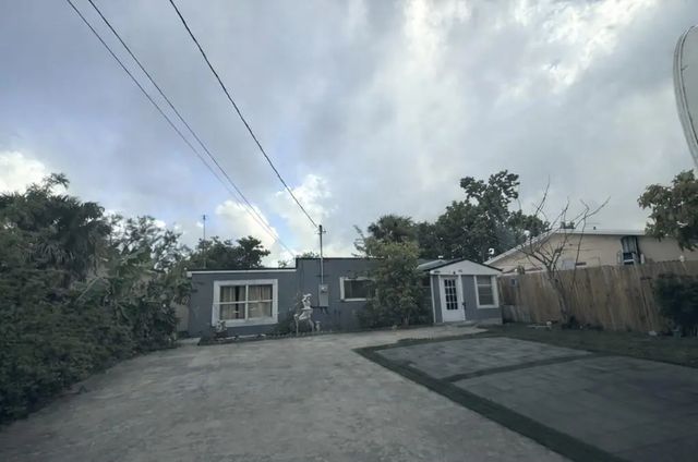 3 of 8 - 2686 Summit Boulevard, West Palm Beach, FL
