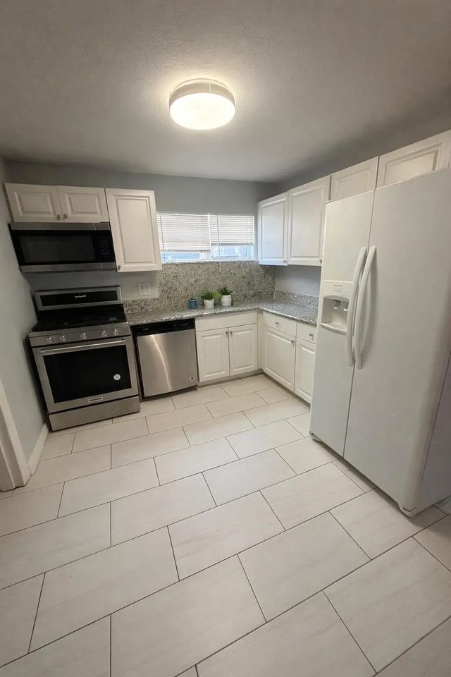 5 of 8 - 2686 Summit Boulevard, West Palm Beach, FL