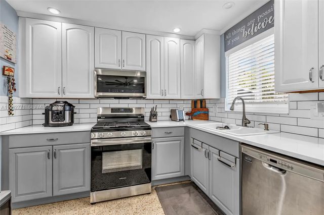 3 of 31 - 819 N 32nd Avenue, Hollywood, FL