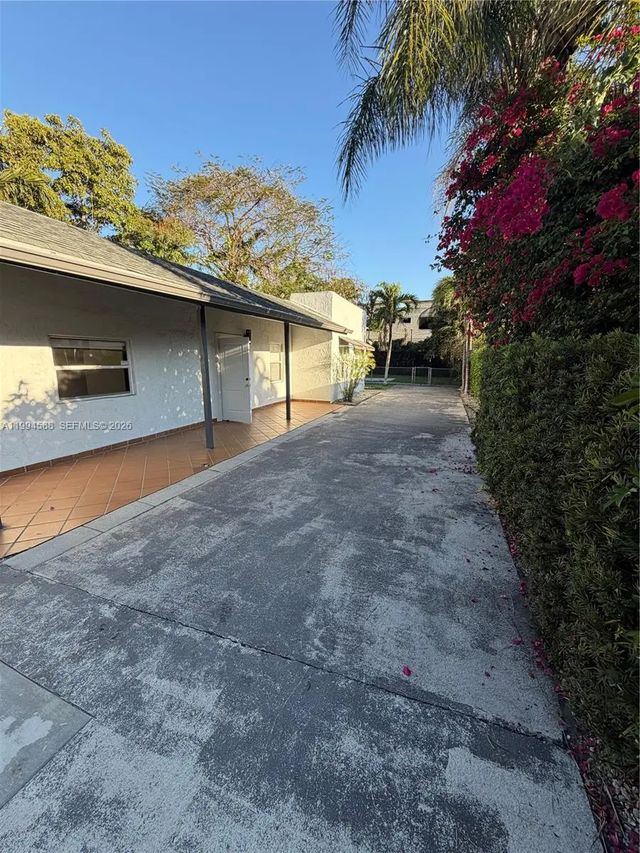 3 of 26 - 3373 Sw 29th Terrace, Miami, FL