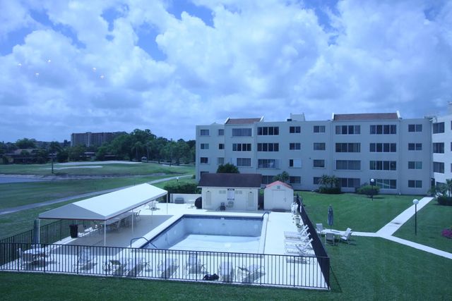 4 of 40 - 6768 N 10th Avenue N #303, Lake Worth, FL