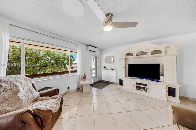 4 of 24 - 1015 Sw 11th Avenue #15k, Hallandale Beach, FL