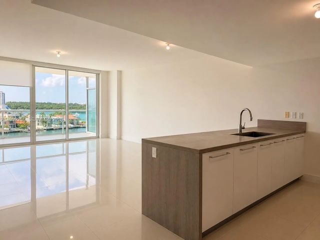 3 of 30 - 400 Sunny Isles Boulevard #819, Sunny Isles Beach, FL
