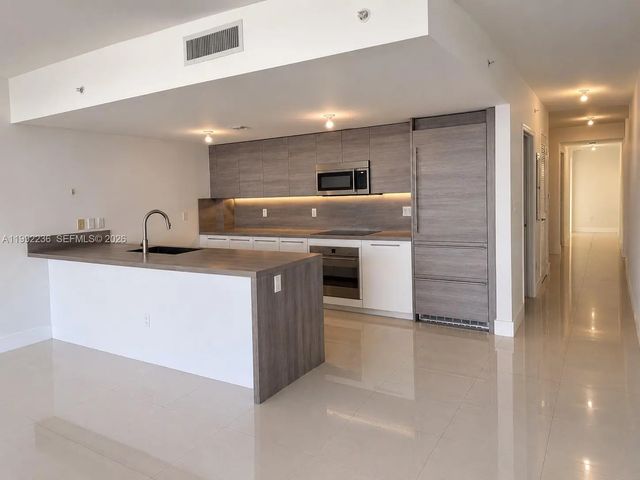 5 of 30 - 400 Sunny Isles Boulevard #819, Sunny Isles Beach, FL