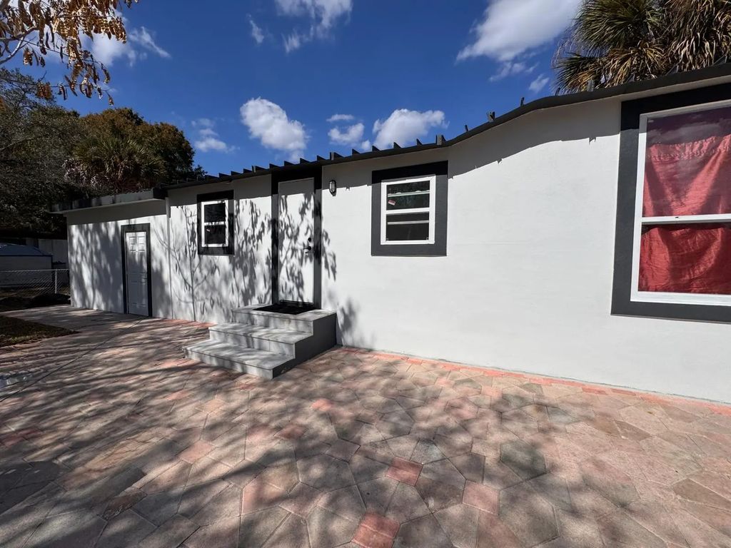 357 Hunting Club Avenue, Clewiston