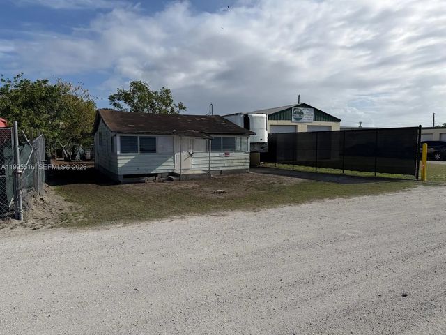 2 of 6 - 835 E Alverdez Avenue, Clewiston, FL