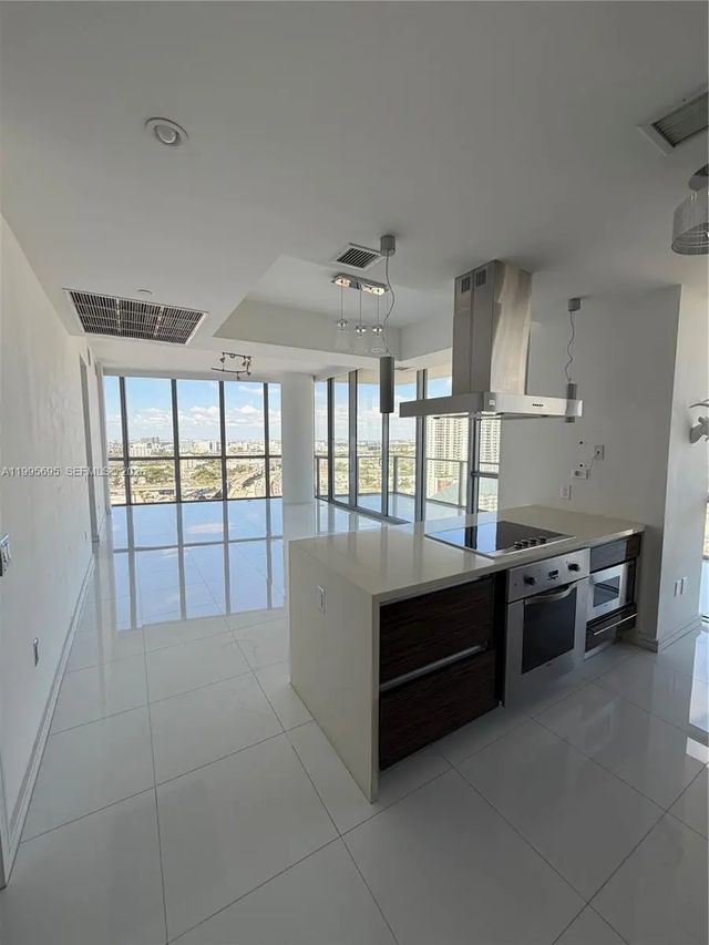 3 of 6 - 1100 Biscayne Boulevard #2605, Miami, FL
