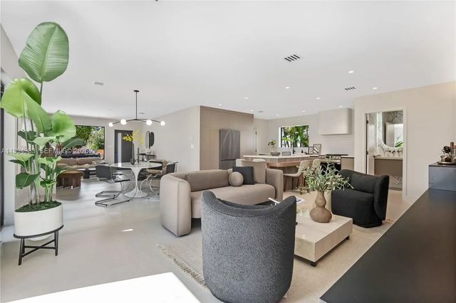 6207 Sw 10th Street, West Miami