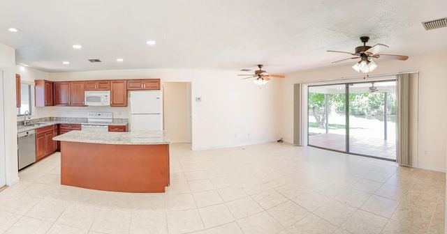 4 of 11 - 441 Se Glenwood Drive, Port St. Lucie, FL