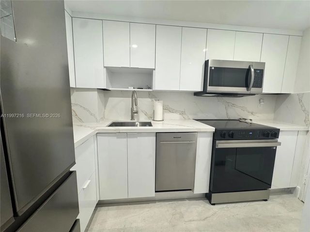 5 of 37 - 2899 Collins Avenue #424, Miami Beach, FL
