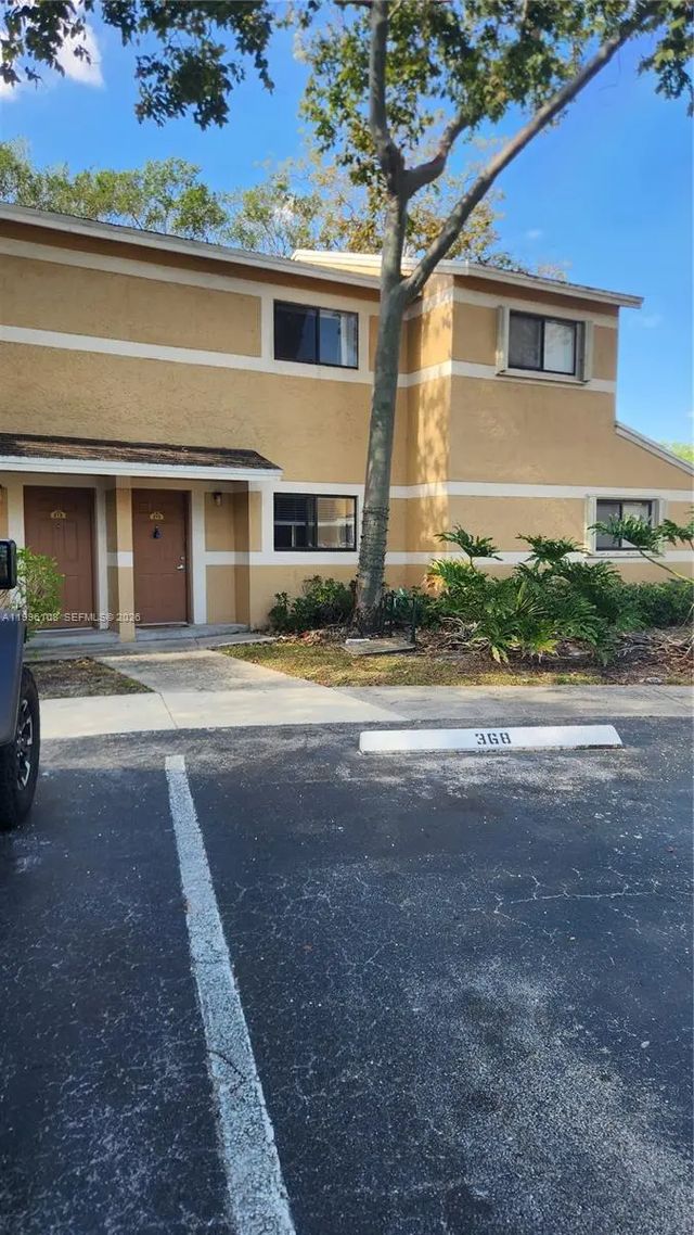 210 E Palm Circle E, Pembroke Pines