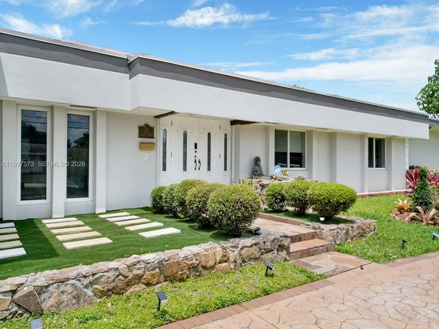 621 E Tropical Way, Plantation