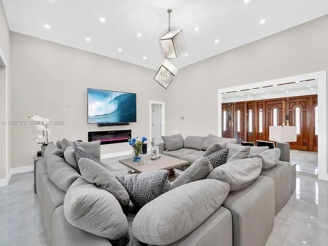 5 of 50 - 621 E Tropical Way, Plantation, FL